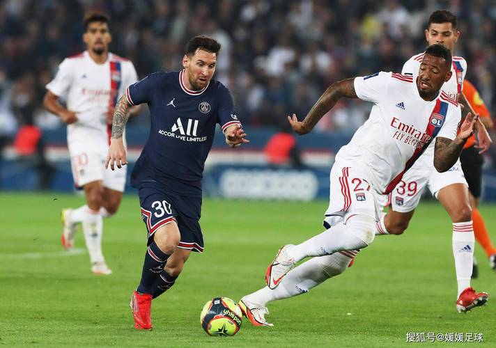 法国职业足球联盟推迟法甲第29轮巴黎与洛里昂比赛的相关图片