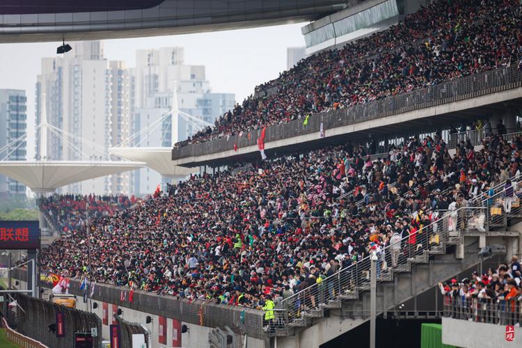 F1上海站第二个比赛日，观众玩起人浪的相关图片