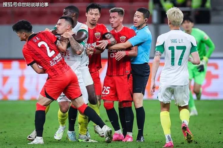 中超联赛第四轮激战北京国安与上海海港一决胜负的相关图片