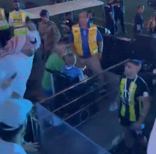 沙特足协：审查吉达联合前锋哈默德疑似被球迷用鞭子抽事件的相关图片